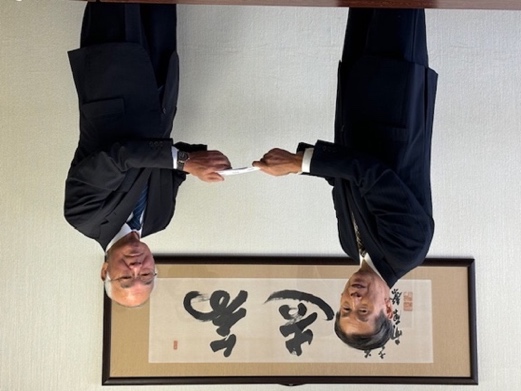 川村理事長が遠藤洋一会長に目録授与