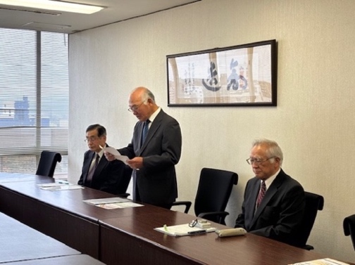 贈呈の言葉を述べる川村理事長